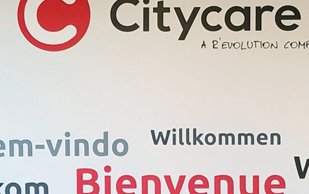 design et pose adhésifs muraux Citycare à Venelles